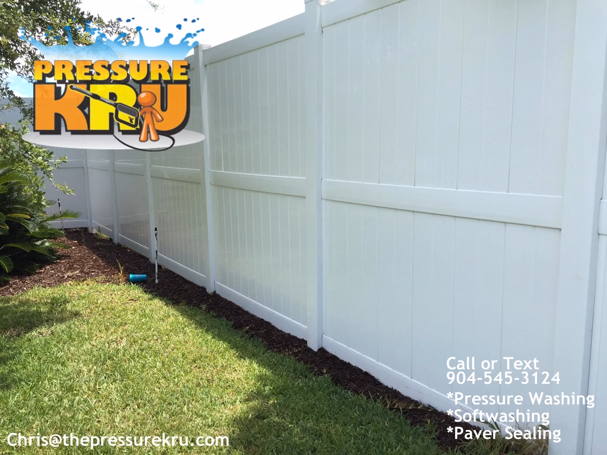 Vinyl fence cleaning in The Plantation neighborhood after professional softwashing