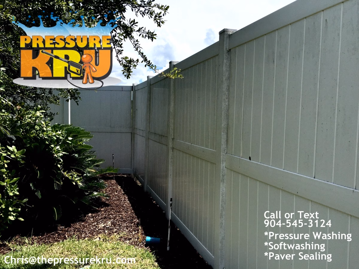 Vinyl fence cleaning in The Plantation neighborhood before professional softwashing