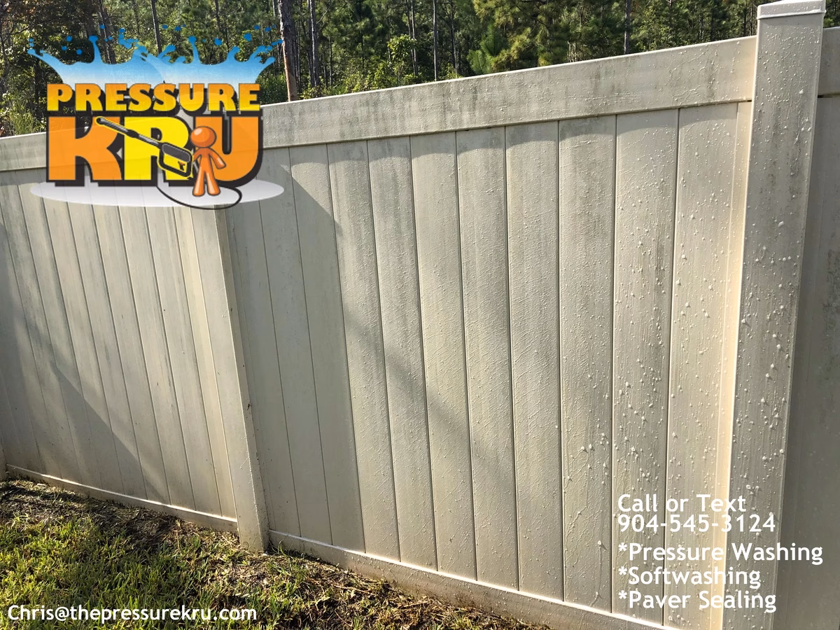 Vinly fence cleaning in St Johns Forest showing heavy mildew and grime build up