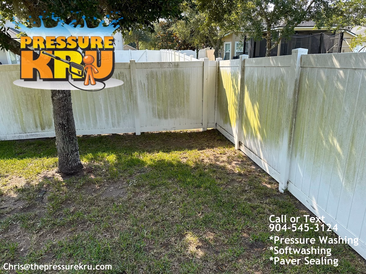 Vinyl fence cleaning in Julington Creek Plantation before removing green algae
