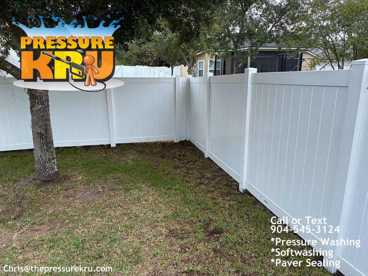 Vinyl fence cleaning in Julington Creek Plantation after removing green algae