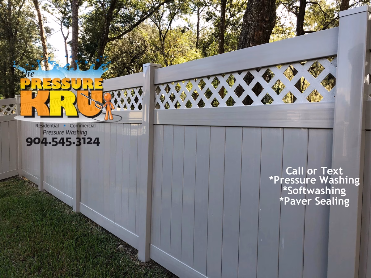 Vinyl fence cleaning in Cimarrone after removing algae and mildew. Fence looks good as new!