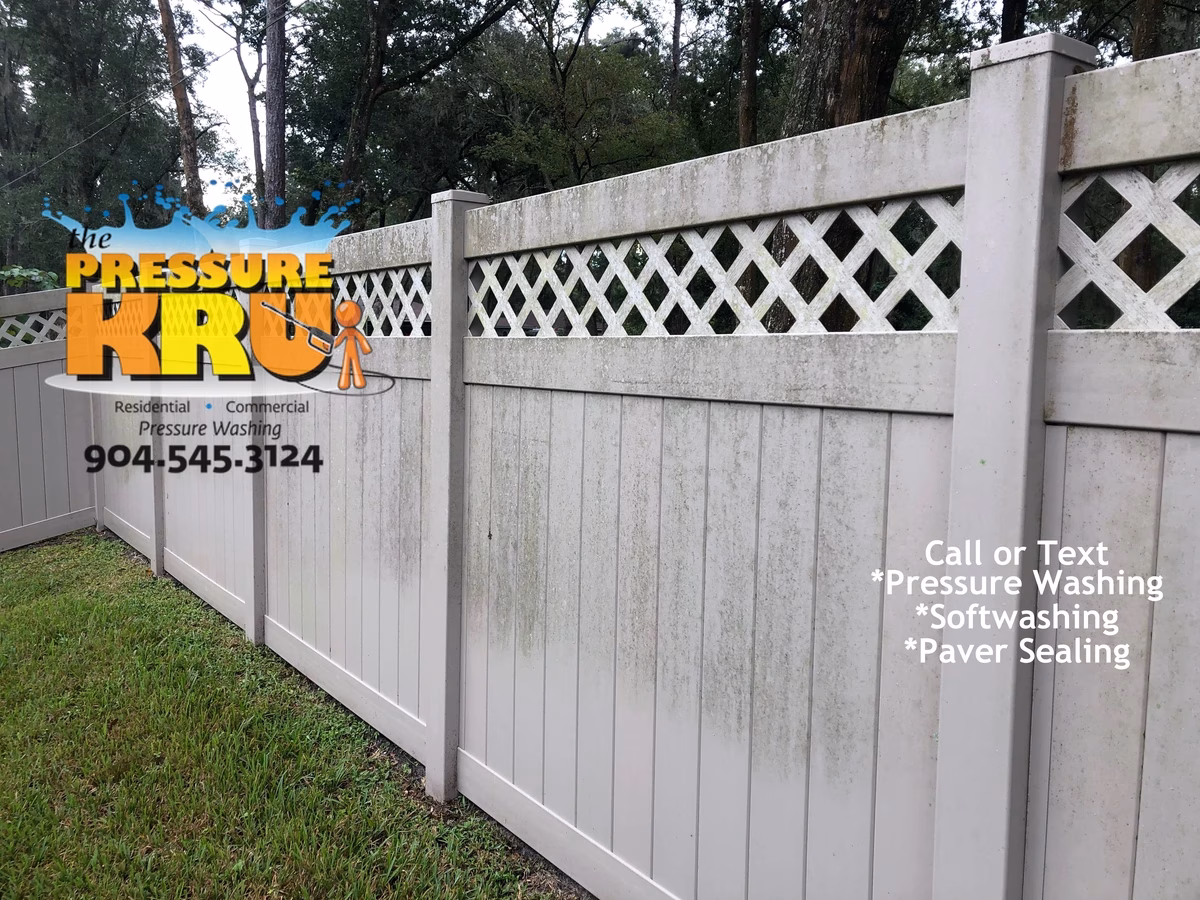 Vinyl fence cleaning in Cimarrone before removing algae and mildew
