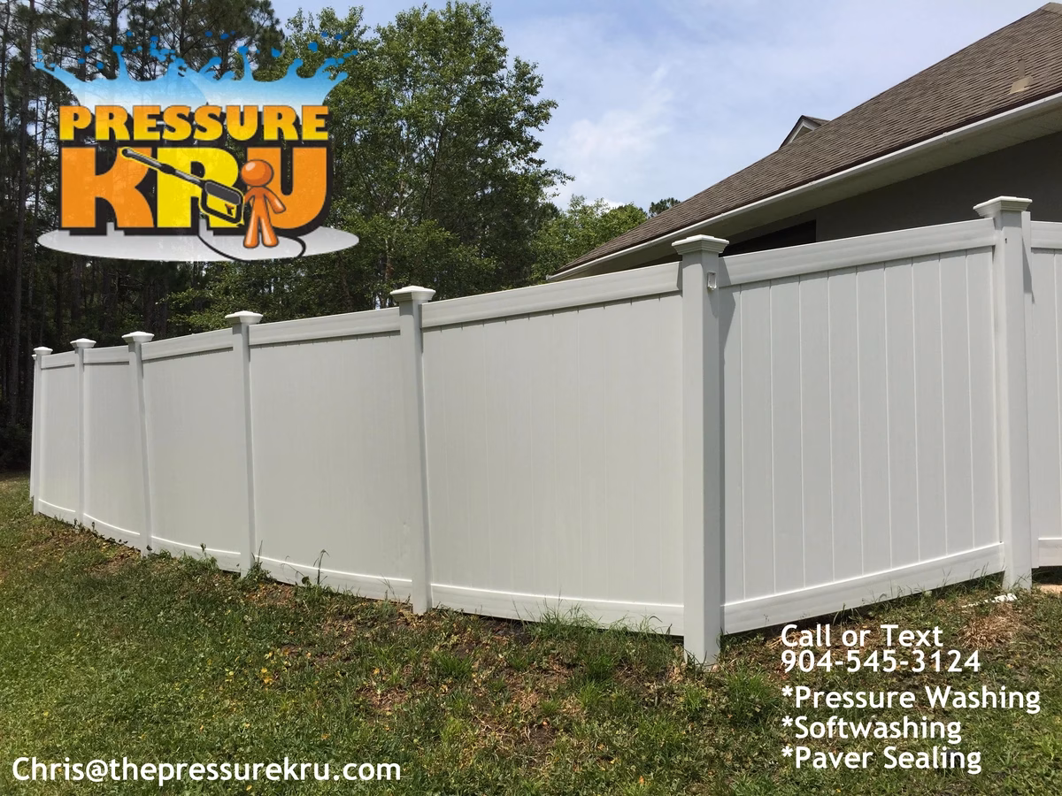 Vinyl fence after low-pressure softwashing in St Johns Golf and Country Club showing green algae stains