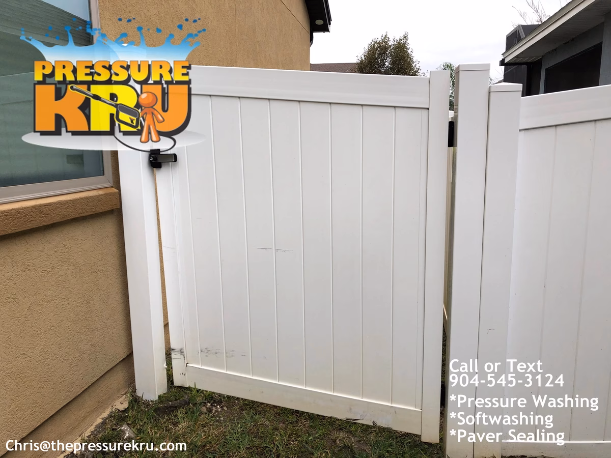 Vinyl fence cleaning in Durbin after softwashing