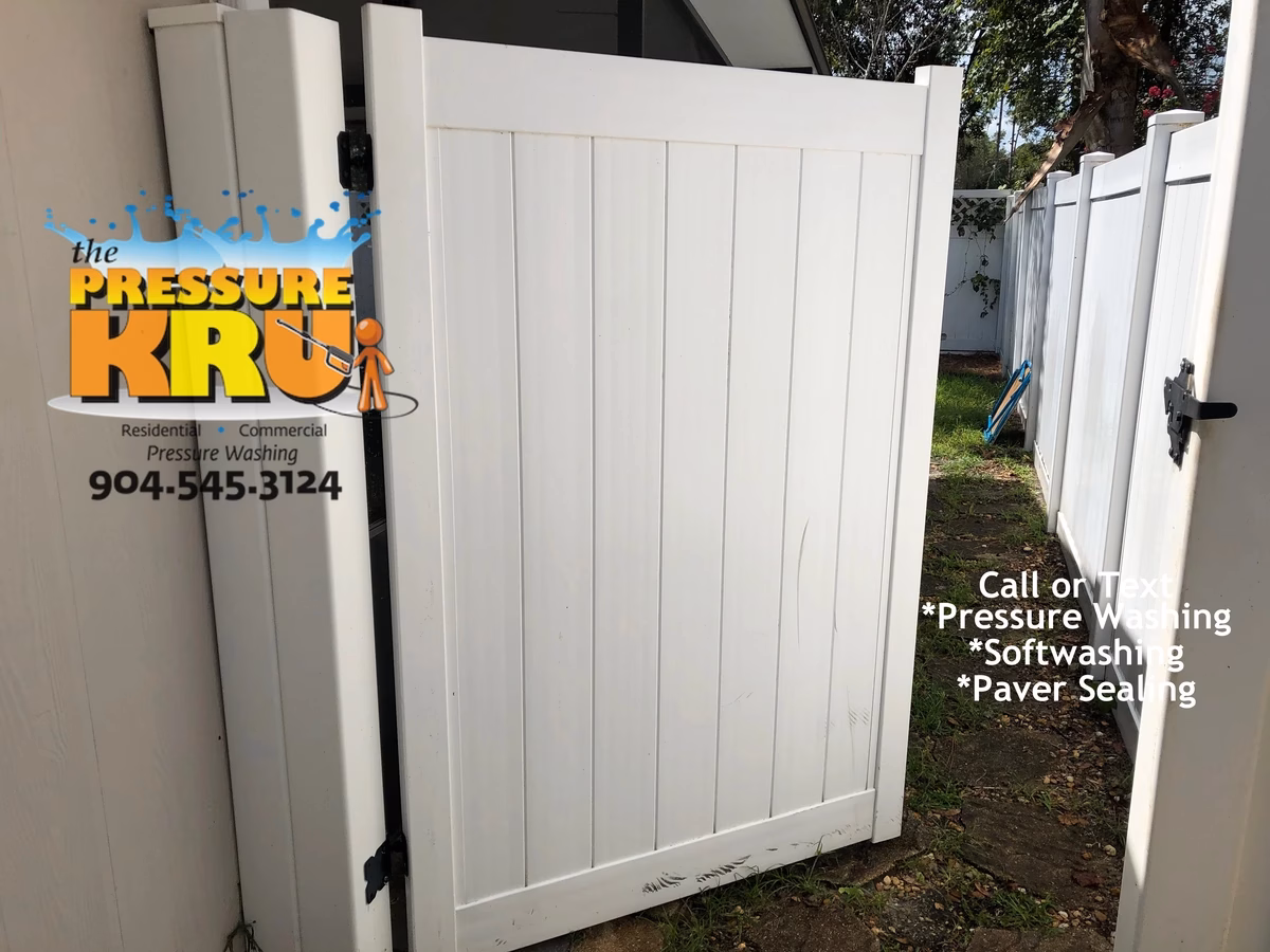 Vinyl fence cleaning after in South Hampton showing green algae removed