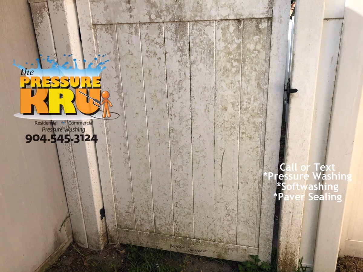 Vinyl fence cleaning before in South Hampton showing green algae